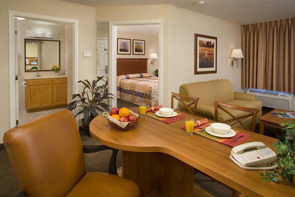 Candlewood Victoria By Ihg Δωμάτιο φωτογραφία